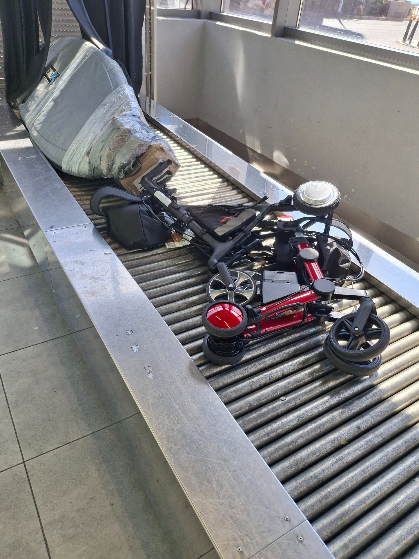 Romiro_RT3_elektrischer_Rollator_fliegen_mit_Flugzeug_am_Gep_ckband_Teneriffa