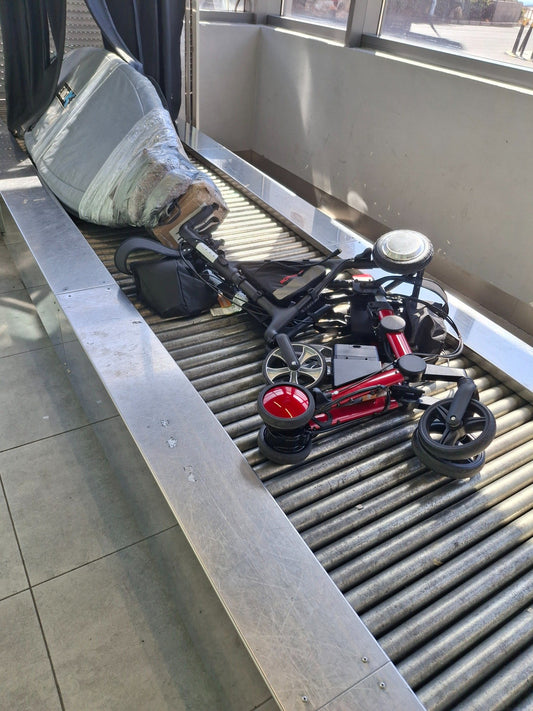 Romiro_RT3_elektrischer_Rollator_fliegen_mit_Flugzeug_am_Gep_ckband_Teneriffa